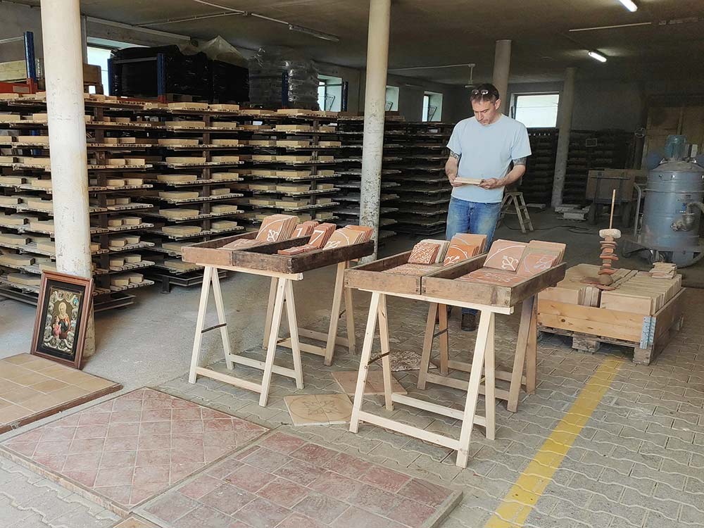 Andreas Schönek bei der Herstellung ornamentierter Platten in der Manufaktur