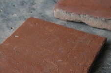 Bodenziegel aus Lösslehm in kräftigem Ziegelrot