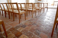 Ziegelboden im Kirchenschiff mit Bestuhlung