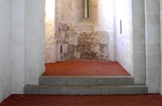 Ziegelboden im Altarraum einer Kirche